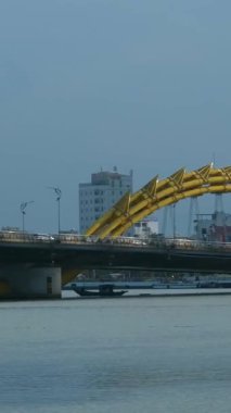 Da Nang Vietnam 'daki ünlü Ejderha Köprüsü' nün Han Nehri 'nin güç ve refah sembolü olan popüler turistik bölge üzerindeki etkileyici altın ejderha yapısını görüntülediği birkaç günlük videolar..