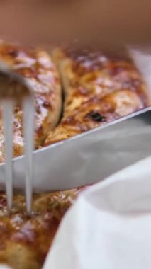 Izgarada pişirilmiş, tuzlu, baharatlı ve çimento kaplı nefis ev yapımı sosis. Yüksek kalite fotoğraf