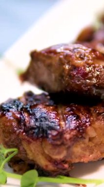 Et, salamurada biftek, tuzlu ve baharatlı ızgara. Izgara kaburga, ızgara et. Yüksek kalite 4k görüntü