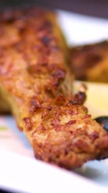 Lezzetli kızarmış balık ya da balık soğan, domates ve limonla birlikte siyah bir tabakta kızarır. Hint usulü baharatlı Kerala balığı ahşap bir masada kızarır. Limon ızgara balığın üzerine sıkılmış. 4k