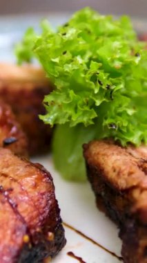 Şef taze ızgara ızgara sığır eti et mutfağını dilimliyor. Yemekler yakınlaştırılıyor. Yüksek kalite 4k görüntü