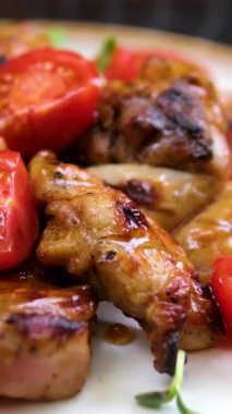 Tavuk ızgara ve iki domates. Çevir. Yüksek kalite 4k görüntü