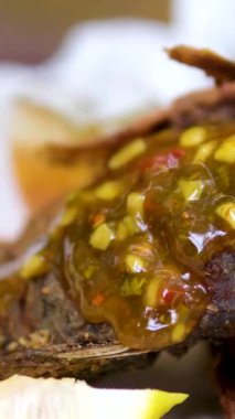 Kızarmış balık, altın kızartma, limon ve sos ile servis edilir. Yüksek kalite 4k görüntü