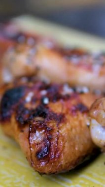 Bütün tavuk kanadı ızgarada ızgarada ahşap bir çubuğa bağlanmış. Tayland sokak yemekleri. Erkekler ızgara tavuğu çevirir. Yüksek kalite 4k görüntü