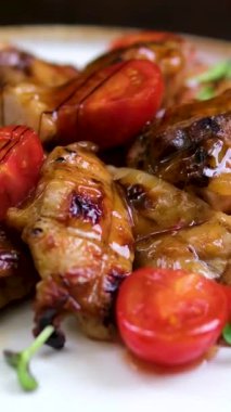 Ballı hardal soslu ızgara tavuk göğsü eti ve taze sebze salatası, marul, domates, üst manzara, fotokopi alanı. Sağlıklı keto yemek tarifi, fitness menüsü. Yüksek kalite fotoğraf