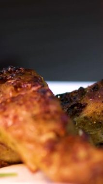 Limonlu balık ızgarası, limonlu ve baharatlı. Uskumru, tel askıda yakın plan dumanla pişirilmiş. Yüksek kalite 4k görüntü