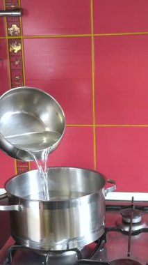 Pasta kabuğunu ıslatmak için şeker şurubu hazırlıyorum. Profesyonel şef su dolduruyor. Yüksek kalite 4k görüntü