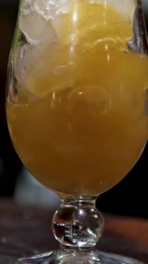 Portakal suyu bardağı, buzlu ve portakal dilimli klasik kırmızı sprey kokteyli. Yüksek kalite 4k görüntü