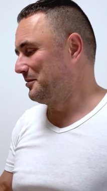 Apartman kanepesinde cep telefonu kamerasına bakan depresif bir adam. Akıllı telefon video bağlantısıyla çevrimiçi sohbetten memnun olmayan üzgün adam. Endişeli iş adamı konuşuyor .