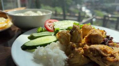 Pirinç fasulyesi ızgara tavuk biftek salatası, farofa. Yüksek kalite 4k görüntü