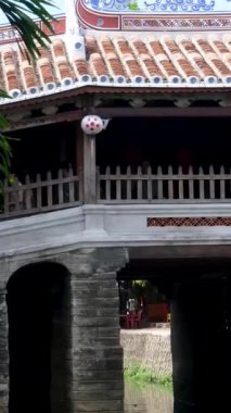 Japon Kapalı Köprüsü Hoi An, Vietnam 'ın ebedi manzarası. İkonik kaplı kiremit çatılı ahşap köprü Japon, Çin ve Vietnam mimarisinin karışımını yansıtıyor..