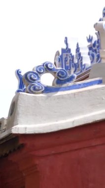 Hoi 'deki ünlü Japon Üstü Kapalı Köprüsü. Vietnam' da yürürken fotoğraflar çekiliyor. Sokakları keşfediyor, kültürel atmosferin tadını çıkarıyor.