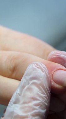 Tırnak törpüleme ustası, adım adım jöle sürüyor. Manikürcü, tırnak törpüsü kullanıyor. Önce tırnak derisini matkapla, sonra çubukla sök. Kadın cilalıyor, temizliyor, yakıyor, yakıyor ve uv lambası kullanıyor. 4k