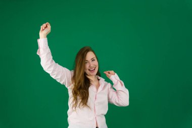 Yatak odasında dans eden mutlu bir kadın Kafkasyalı, kaygısız, 20 'li yaşlarda, pijamalı bir kız, uyanın dans edin..