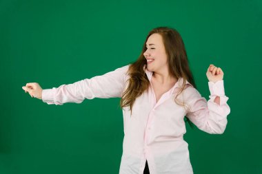 Reklam konsepti. Gri arka planda fotokopi alanında iki elini gösteren muhteşem beyaz iş kadını portresi, yeni ürünü sunuyor. Yüksek kalite fotoğraf