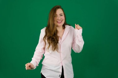 Şık kıyafetli neşeli genç kadın şehir manzarasında güneşli bir günün tadını çıkarıyor. Yüksek kalite fotoğraf