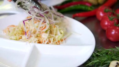 Lahana turşusu mayalanmış lahana çeşitleri kavanozları koruyor. Havuçlu ev yapımı lahana turşusu ve tahta bir masada pancar salatası. Mayalanmış yiyecek. - Evet. Yüksek kalite 4k görüntü