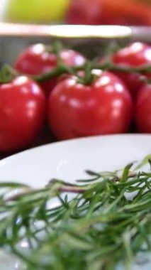 Ahşap üzerinde et: domatesli ızgara pirzola ve baharatlı domates biberiye tabağı..