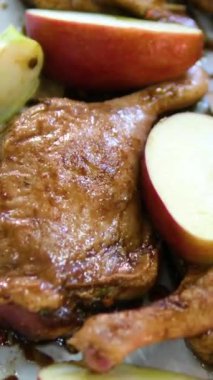 Elmalı ördekle doldurulmuş ve kabuğu çıtır çıtır. Ev masasında güzel pişmiş kümes hayvanları. Tatil yemeği evde. Pişmiş kuş şenlik masasında. Yüksek kalite 4k