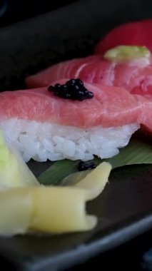 Servis tabağında taze ton balıklı nigiri suşi parçaları. Ton balıklı suşi wasabi zencefil