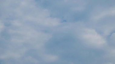 Sakin, göze çarpmayan bir arkaplan gökyüzü ve basit, sirrus bulutları. Yavaşça hareket eden bulutlar. Yüksek kalite 4k görüntü