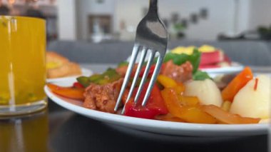 Restoranda beyaz tabakta nefis kızarmış sebzeler. Yüksek kalite 4k görüntü