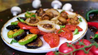 Taze sebzelerle dolu Lezzetli ve doyurucu Karışık Izgara Tabağının tadını çıkarın. Ağız sulandıran karışık ızgara tabağı. Taze ve canlı etin yanında çeşitli yumuşak etler de içeriyor..