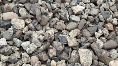 Tasarım için çakıl taşlarından arkaplan. Çakıl. Yere uzanmış küçük taşlar. Doğal arka plan. Soyut. Yüksek kalite 4k görüntü