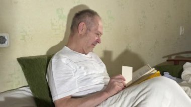 İnanç, insan ve İncil 'i yatak odasında okumak, kutsal kitap ve Hıristiyan inancıyla din ve övgü. Katolik, ibadet ve ruhani rehberlik, ev ve kutsal edebiyat kitapları olan kişi.