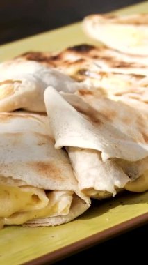 Ahşap tahtada ızgara quesadilla ve taş zeminde salsa sosu ve guacamole. Meksika mutfağı kavramı. Tavuk ve mısırlı Quesadilla dürümü. Üst Manzara. Yüksek kalite fotoğraf