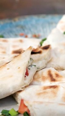 Lezzetli Peynirli Quesadilla Köy Tahta Masasında Dilimler. Yüksek kalite 4k görüntü