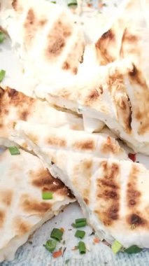 Buenos Aires, Arjantin 'de mangalda mangal yapan bir sokak satıcısı. Yüksek kalite 4k görüntü