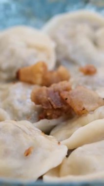 Sonbahar yapraklarının arka planında bir tabakta kıvrılmış hamur köfteleri. Yüksek kalite 4k görüntü