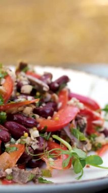 Mısır, kırmızı yeşil biber ve soğanlı kinoa fasulye salatası. Sağlıklı yiyecekler. Döndürme video. Yüksek kalite 4k görüntü