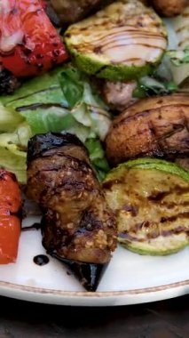 Tabakta rengarenk sebze salatası. Yüksek kalite 4k görüntü