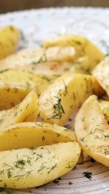 Lezzetli, baharatlı patates dilimleri ve yanında da kırsal kağıtta ketçap. Atıştırmalık ya da meze için mükemmel. Yüksek kalite 4k görüntü