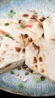 Dilimlenmiş jambon ve peynirli dürüm. Kızarmış köfteler ya da ince Ermeni lahanasından yapılmış mini turtalar. Beyaz bir tabakta domates sosuyla servis edilmiş, marul yapraklı. Yüksek kalite fotoğraf