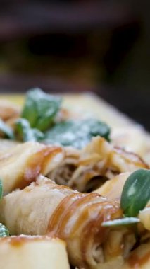 Krep tatlı muzlu dilimli gözleme kahvaltı yemeği tatlı organik lezzetli gurme yemek arkaplanı masa kırsal yiyeceklerin üst görünümü fotokopi alanı. Yüksek kalite 4k görüntü