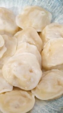 Ekşi kremalı ve otlu ev yapımı etli hamur tatlısı. Hamur köfteleri, et, mantı, metnin için en üst görüş alanı. Yüksek kalite fotoğraf