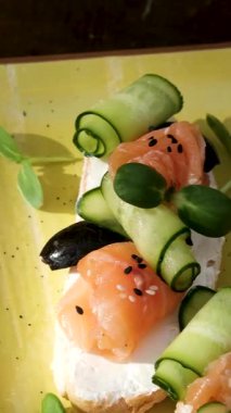 Kırmızı havyarlı sandviçler ve avokado, ayrıca tabakta kırmızı balık ve salatalık. Yüksek kalite 4k görüntü