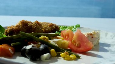 Parmesan peyniri, salata, domates, mavi peynir, tabakta et, güneş, her şeyi kapsayan deniz tatili. Yüksek kalite 4k görüntü