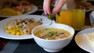 Vietnamlı pho bo çorbası, et suyu çorbası, erişte çorbası, pirinç eriştesi, şifalı otlar ve ince et dilimlerini restoranın masasına ekleyin. Bu et yapar..