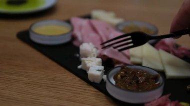 Peynir ve et tabağı Rafine ve lüks deniz ürünleri diyagramı müsrif tabaklar ve sanatsal garnitür aksanlarıyla tamamlanmış. Yüksek kalite 4k görüntü