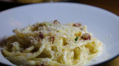 Parmesanlı makarna, yumurta sarısı ve pastırma. Yüksek kalite 4k görüntü