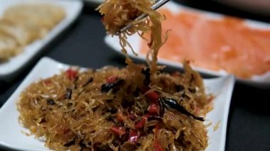 Kırmızı balıklı böreğin üzerine soslu cam vermicelli. Yüksek kalite 4k görüntü