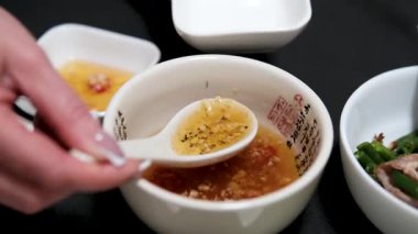 Baharatlı sos hazırlamak için taze biber, sarımsak, şeker, balık sosu ve limon karışımı karışımı içerir. Böylece eşsiz bir Tayland lezzeti oluşur. Yüksek kalite 4k