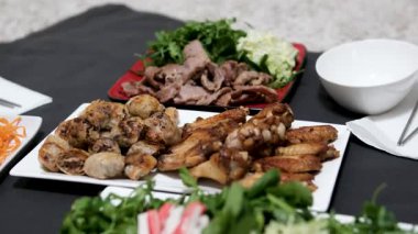 Masada Asya Vietnam mutfağı kızarmış börekleri, kanatlar, bir sürü yeşillik, ıspanak, yengeç çubukları, cam vermicelli, wok, bambu çorbası, roka sosu, Çin lahanası, çeşitli tabaklar..