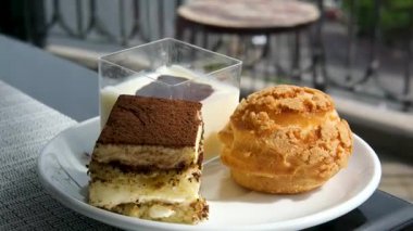 Üç çeşit tatlı, creme brulee, tiramisu, ve muhallebi, çikolatalı yoğurt. Yüksek kalite 4k görüntü