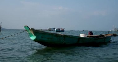 Balık çiftliğinin güzel doğal manzarası. Turistik yerler. Balık çiftliği ahşap köprüsü okyanus Vietnam evi suyun üzerinde. Yüksek kaliteli FullHD görüntüler