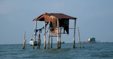 Balık çiftliğinin güzel doğal manzarası. Turistik yerler. Balık çiftliği ahşap köprüsü okyanus Vietnam evi suyun üzerinde. Yüksek kaliteli FullHD görüntüler